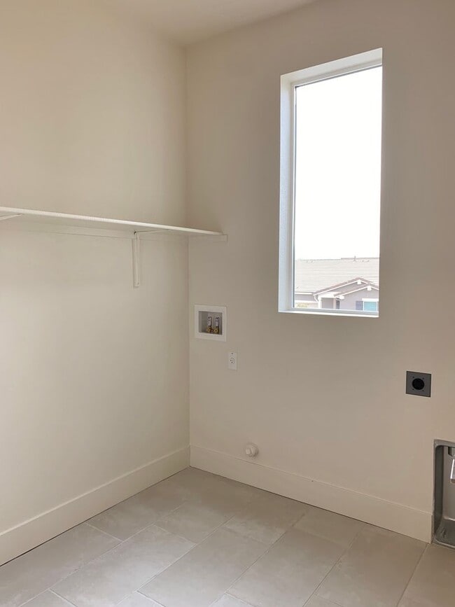 Building Photo - 4 Bedroom Home in Hollister