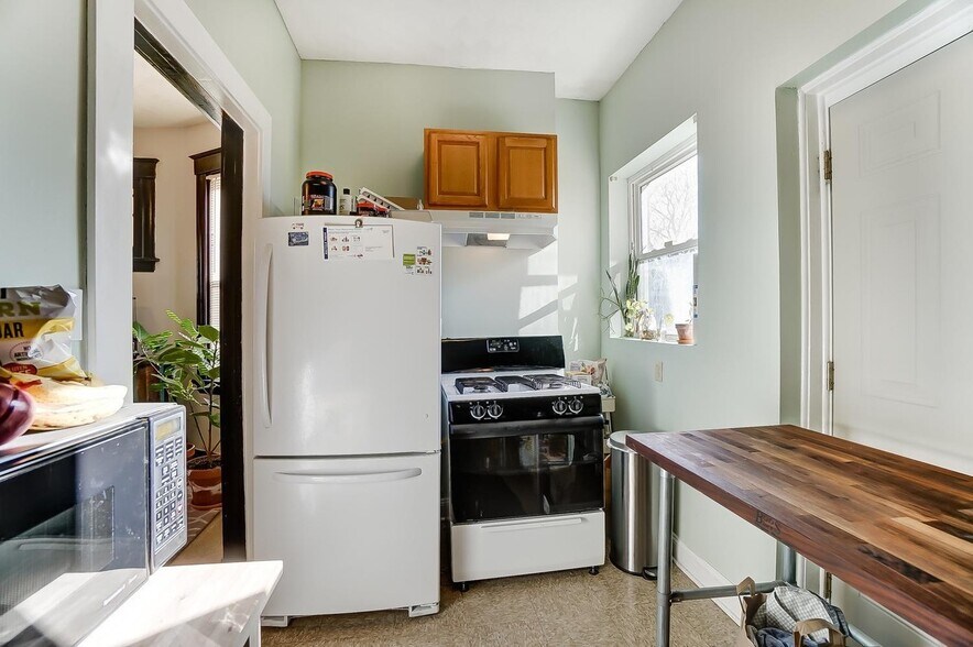 Building Photo - 985 Windsor St