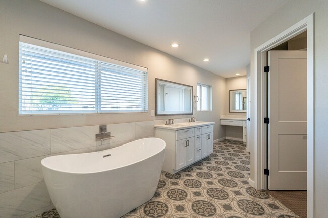 Building Photo - BEAUTIFUL SOUTH SCOTTSDALE - CORNER LOT & ...