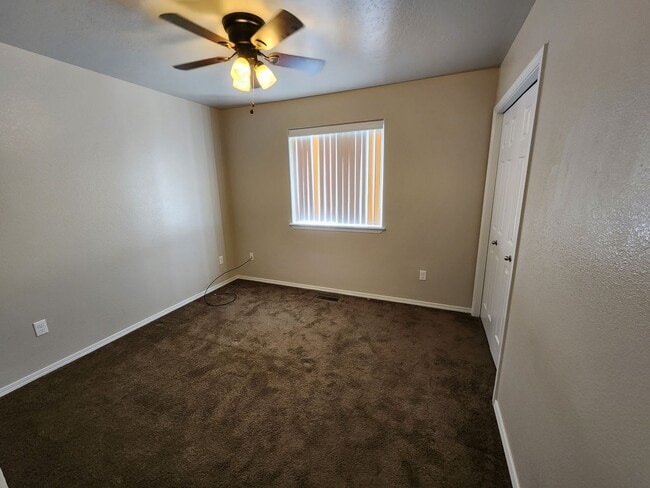 Building Photo - Nice newer 3 bedroom