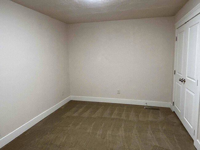 Building Photo - 269 S 400 W