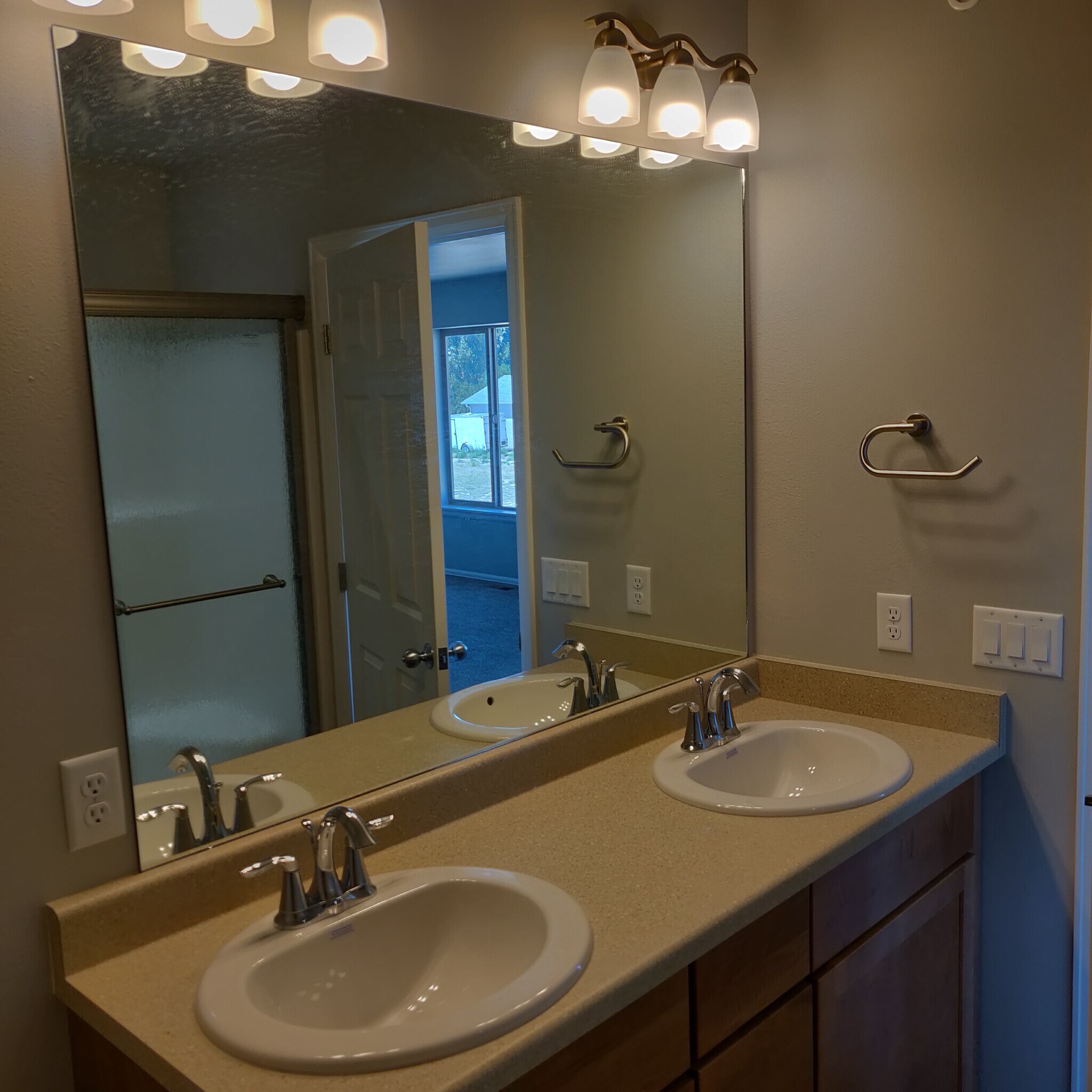 Master bath 2 - 564 S Angus Ave