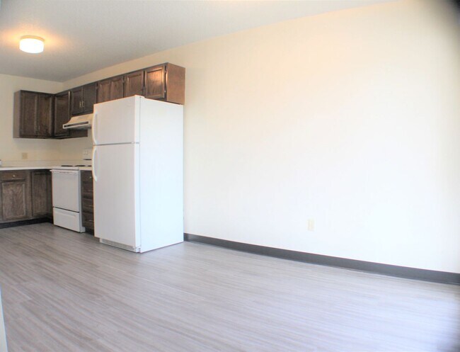 Building Photo - Spacious and charming conveniently located...