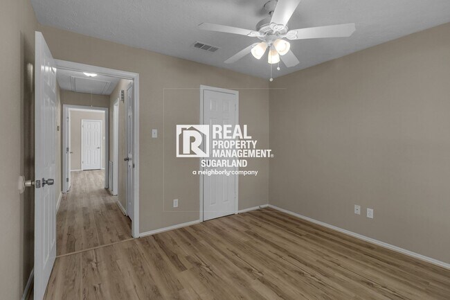 Building Photo - Charming Sugar Land Home: Modern Comfort & Great Location