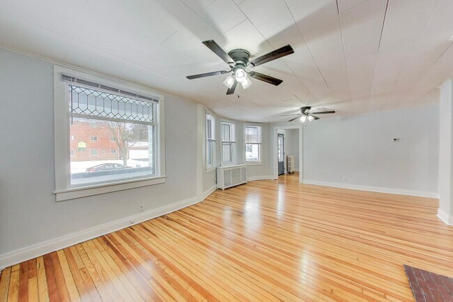 Building Photo - 1638 Oakwood Ave