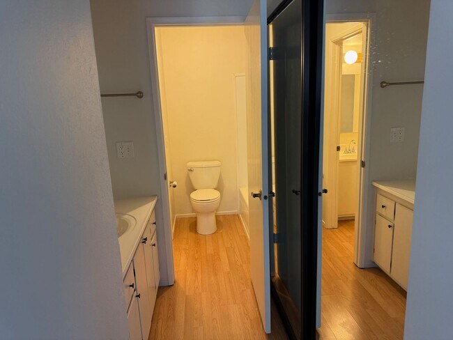 Building Photo - Gorgeous South Natomas Condo