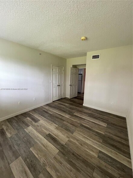 Building Photo - 160 SW 117th Ter