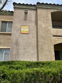 Building Photo - Cute Lower Level Condo