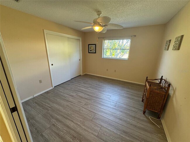 Building Photo - 549 Warwick Ln