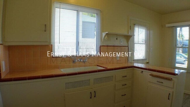 Building Photo - Beautiful Duplex Apartment in Prime Bixby ...