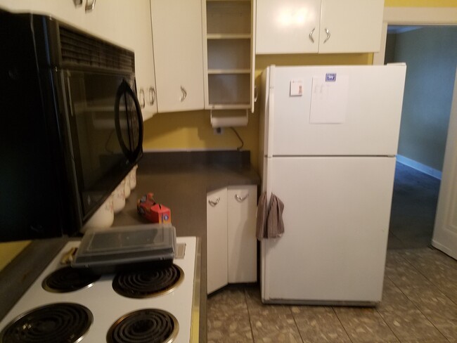 kitchen - 1111 N Highland Ave