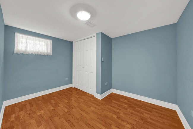 Building Photo - 5446 S Oak Park Ave
