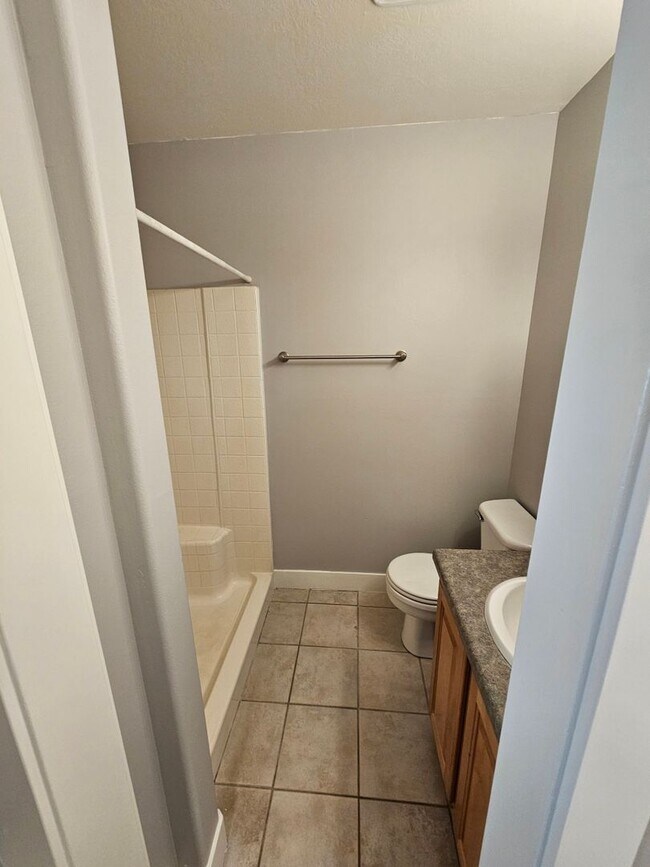 Building Photo - 3 bed 2 bath single level Home, Pet friendly