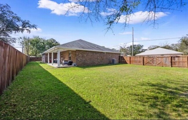 Building Photo - 3BR Smart Solar Home Near Eglin & Hurlburt AFB in Fort Walton Beach!