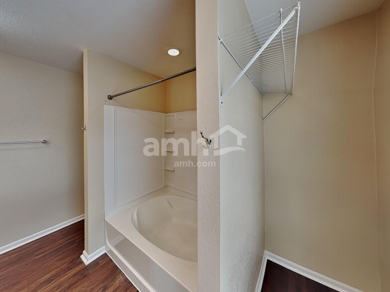 Building Photo - 19904 Robins Dr