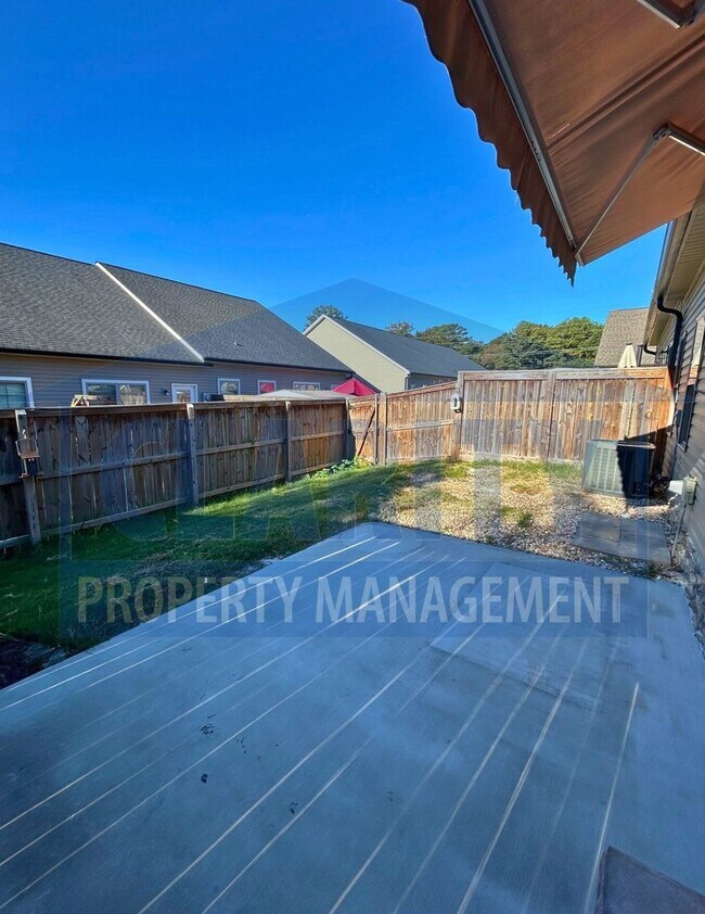 Building Photo - Single-level two bedroom townhome!