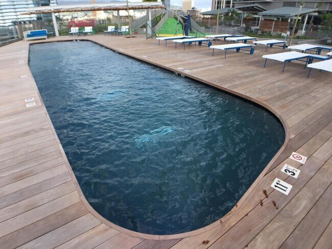 Building Photo - 1001 Queen St