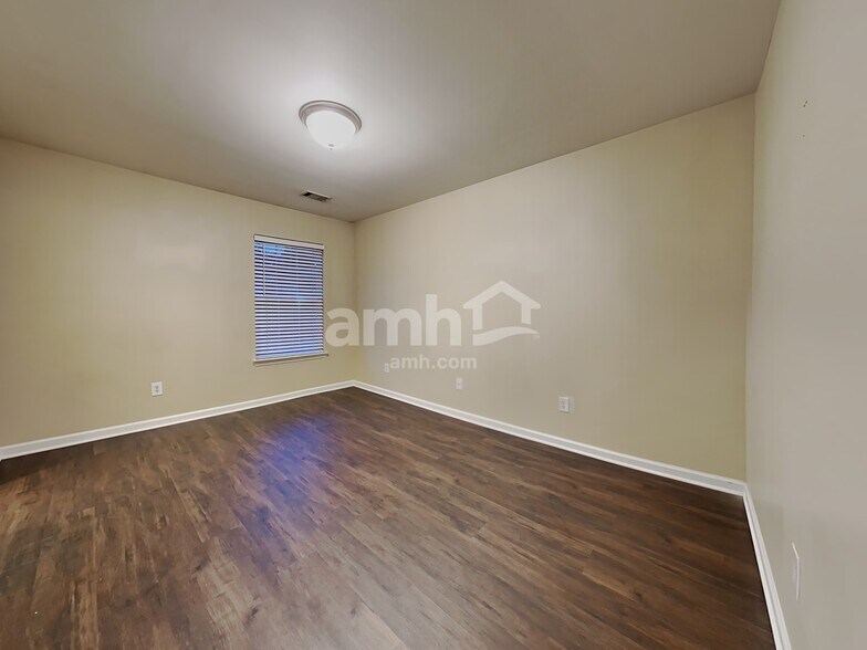 Building Photo - 2920 Mayfair Dr