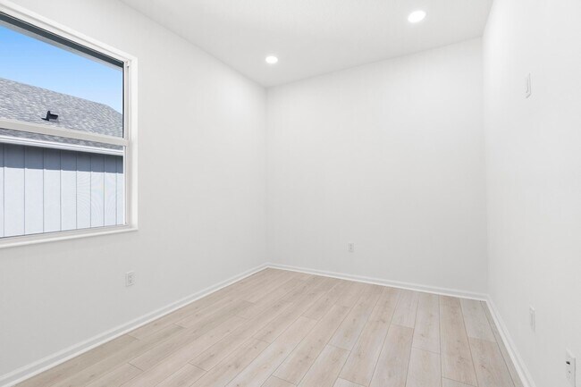 Building Photo - 4416 Longwood Lk Sq