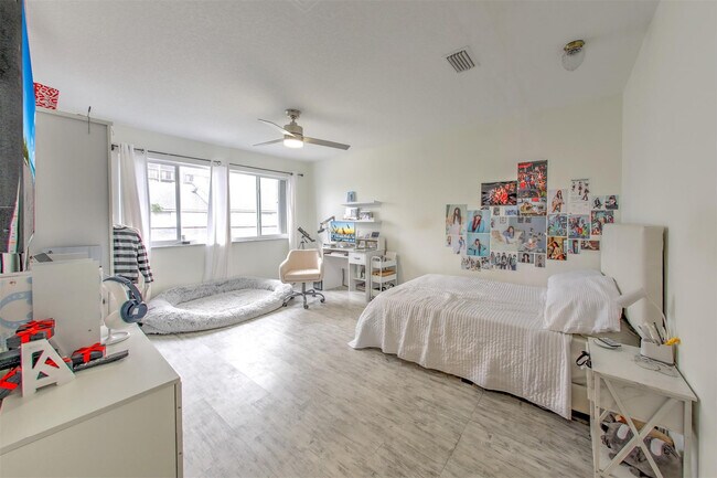 Building Photo - 4949 N Hwy A1A