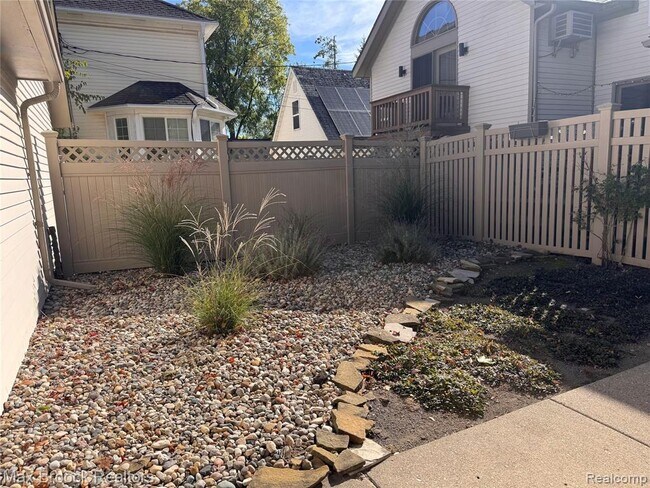 Building Photo - 343 S Elm St