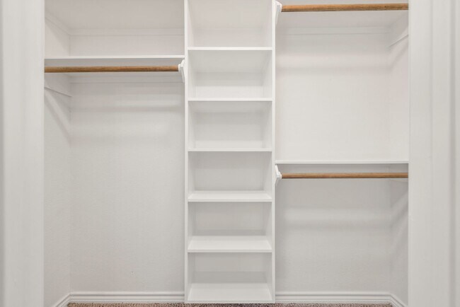 Building Photo - August Pre-Lease!! 4/4.5 in Pershing Point!