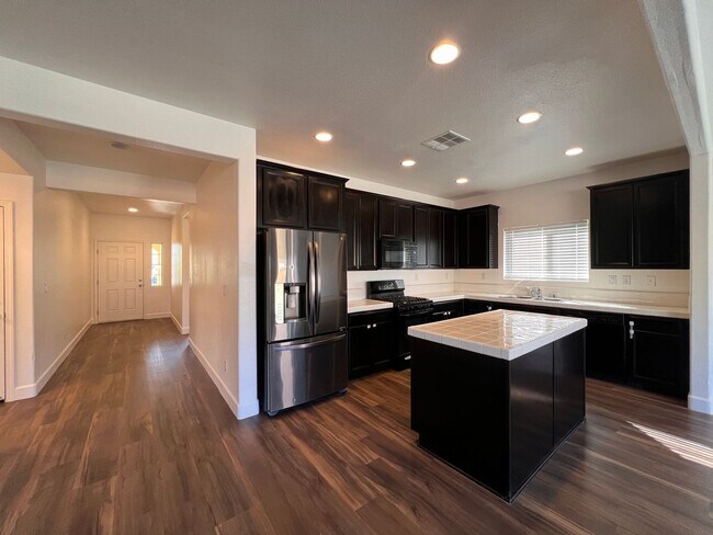 Building Photo - Luxurious 4 bedroom 3 bath family home in ...