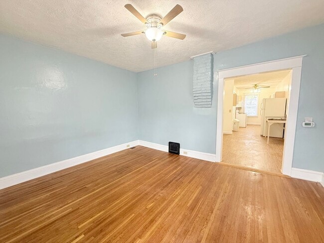 Building Photo - Newly Remodeled 2 BR/1 BA Home!