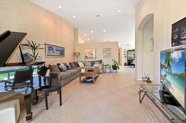 Building Photo - 6077 Lake Hibiscus Dr