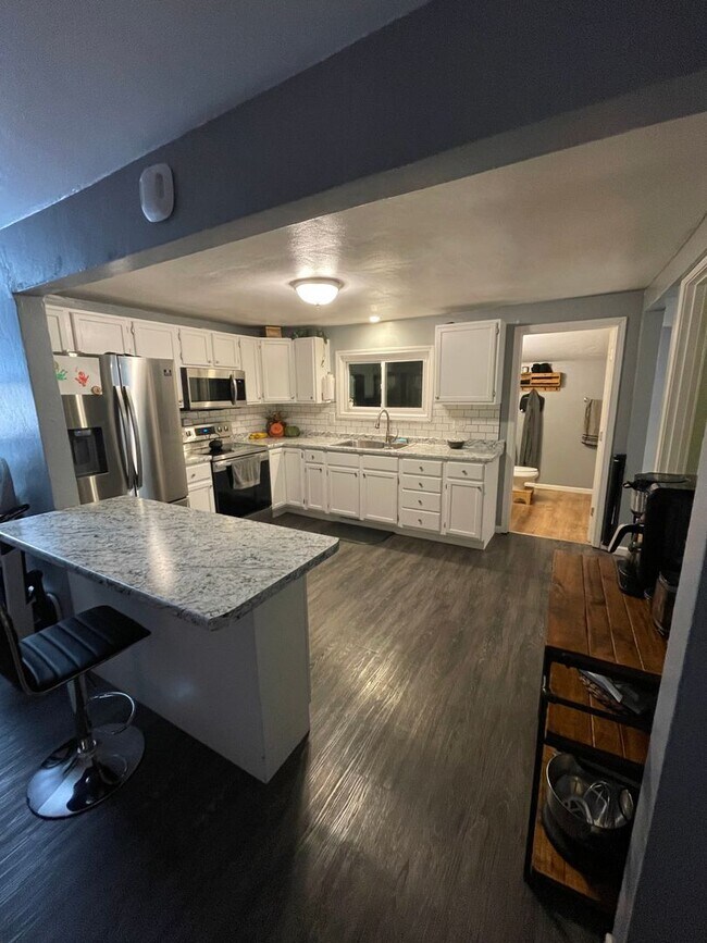 Building Photo - Beautifully updated with modern upgrades and cozy charm. PETS WELCOME