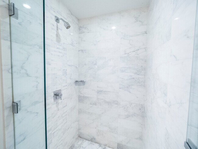 Building Photo - 583 Washington St