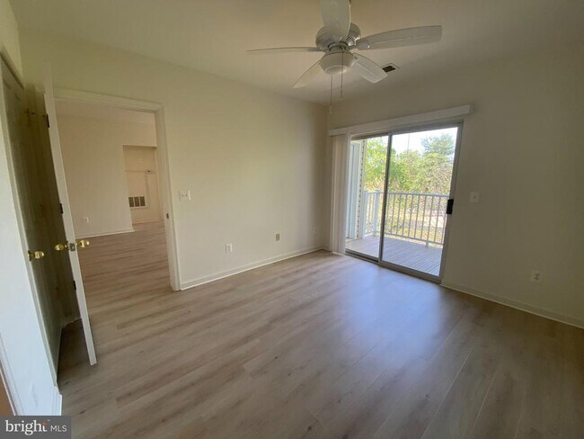Building Photo - 7000 Falls Reach Dr