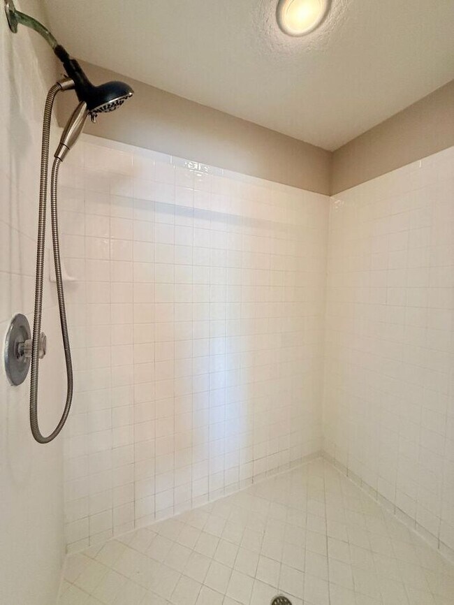 Building Photo - LARGE AND SPACIOUS 4/3 HOME IN EAST ORLANDO WEDGEFIED COMMUNITY