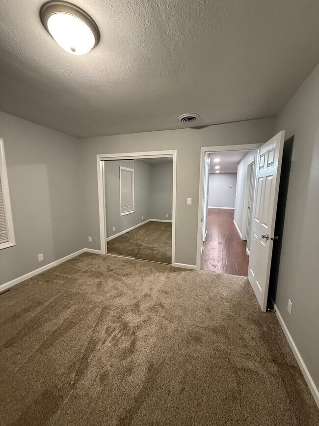 Building Photo - Very Nice 3 Bedroom home in great location!