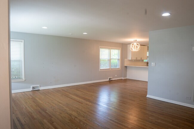 Building Photo - 9733 Karlov Ave