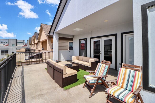 Building Photo - 3045 Clinton Dr
