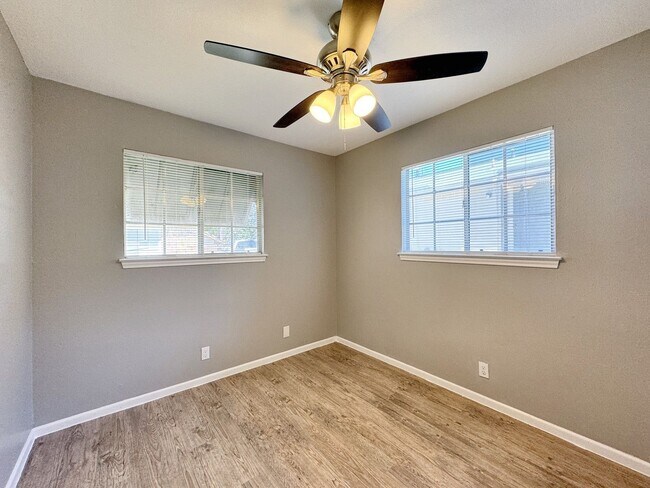 Building Photo - Sunshine Estates Completely Renovated Apar...