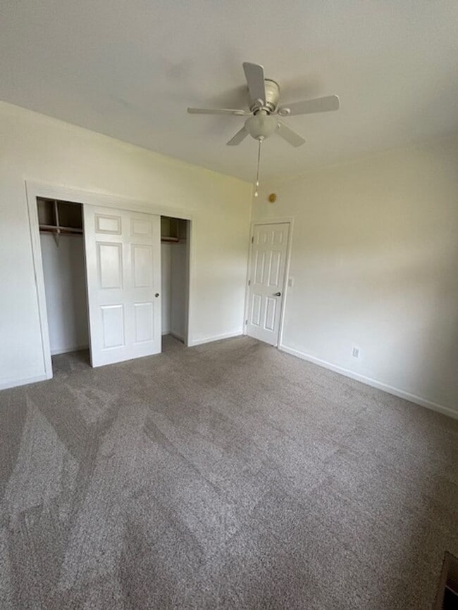 Building Photo - Three bed, two bath unit conveniently located off of Bell Road!