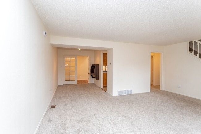 Building Photo - Beautifully Maintained Townhome with Fantastic Amenities