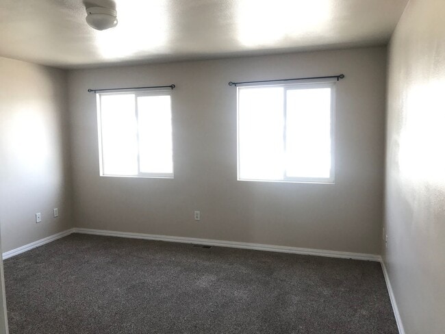 Building Photo - Available now! View Today by calling Rentl...
