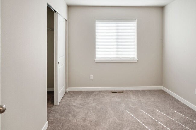 Building Photo - Newly Built 5bd 2.5ba in LSSD