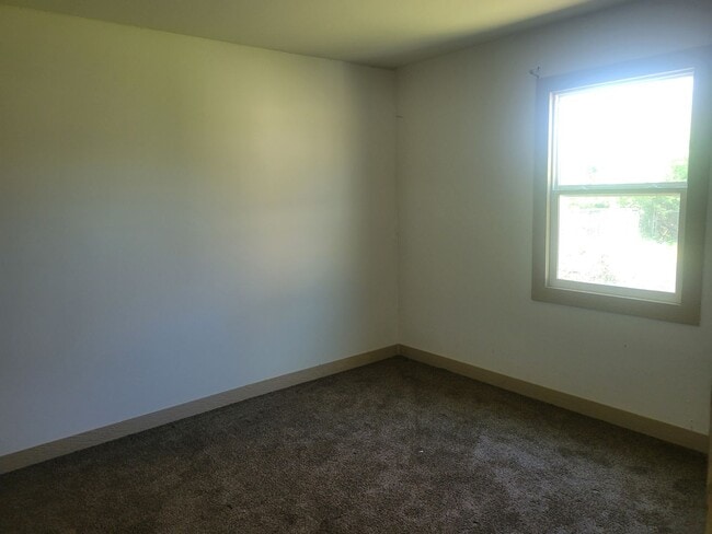 Building Photo - 2 Bedroom House Backyard!