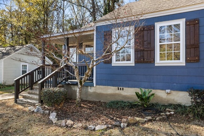 Building Photo - 1 Bedroom 1 Bath Duplex in the Heart of Auburn