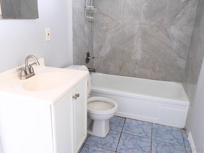Building Photo - 438 Roseland Dr