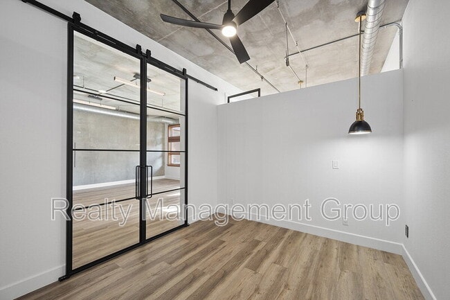 Building Photo - 877 Island Ave