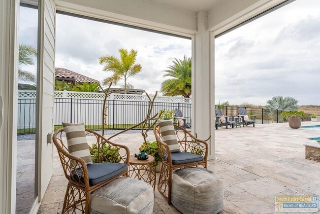 Building Photo - 100 Torrey Pines Dr