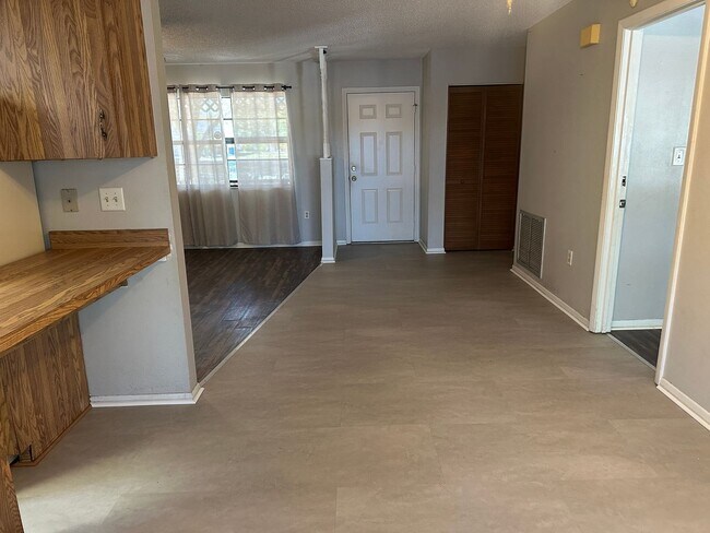 Building Photo - 3 Bedroom 2 Bath Pool Home in Mt Dora