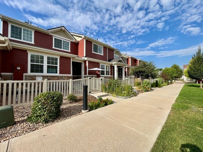 Building Photo - Modern Three Bedroom Townhome Available For Rent in Creekside