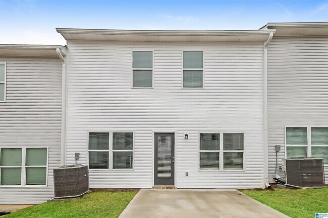 Building Photo - 553 The Heights Ln