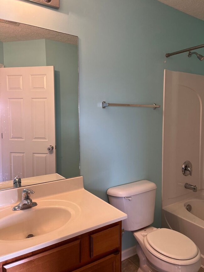 Building Photo - 3 Bedroom/ 2.5 Bath Townhome with 1 Car Garage, Laminate Floors, Minutes to Bellevue and Nashvill...